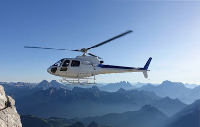 Tour privé en hélicoptère au-dessus des Alpes suisses